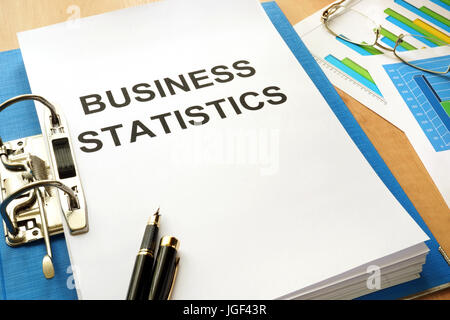 Ordner mit Titel Unternehmensstatistik im Büro. Stockfoto