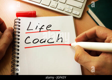 Notizblock mit Handschrift Titel Life-Coach. Stockfoto