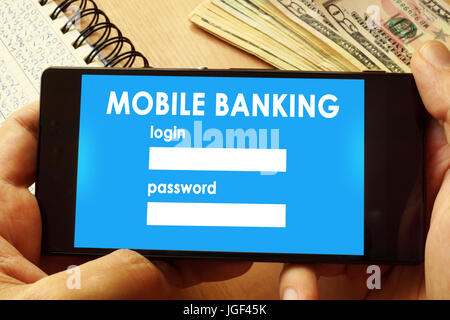 Hände halten Handy mit mobile-Banking Seite. Online-Payment-Konzept. Stockfoto