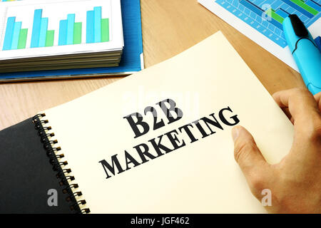 Buchen Sie mit Titel b2b Marketing in einem Büro. Stockfoto