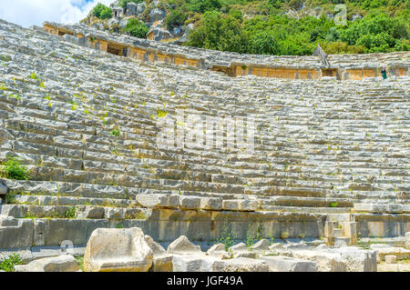 Der Blick auf die Sitzreihen des Amphitheaters von Myra von seiner Bühne, Türkei. Stockfoto