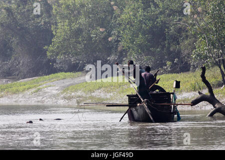 Fischern, die mit Otter in den Sundarbans, ein UNESCO-Weltkulturerbe und ein Naturschutzgebiet. Die größte littoral Mangrovenwald der Welt Stockfoto