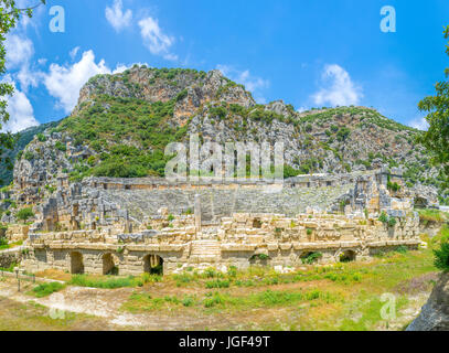 Der Panoramablick auf Myra Sehenswürdigkeiten - Amphitheater und die Felsengräber, Türkei Stockfoto