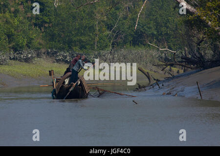 Fischern, die mit Otter in den Sundarbans, ein UNESCO-Weltkulturerbe und ein Naturschutzgebiet. Die größte littoral Mangrovenwald der Welt Stockfoto