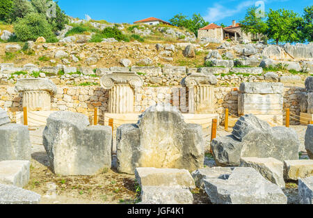 Der Blick auf erhaltene Kapitellen der Säulen stehen in den Reihen in archäologischen Stätte von Letoon, Türkei Stockfoto