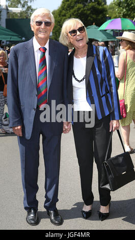 Sir Michael und Lady Mary Parkinson kommen am Tag vier der Wimbledon Championships bei den All England Lawn Tennis and Croquet Club, Wimbledon. Stockfoto