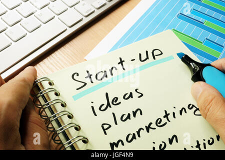 Titel: Start-up mit Liste in eine Notiz geschrieben. Stockfoto