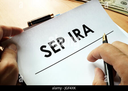 SEP IRA (Mitarbeiter-Rente vereinfacht) auf ein Papier geschrieben. Stockfoto