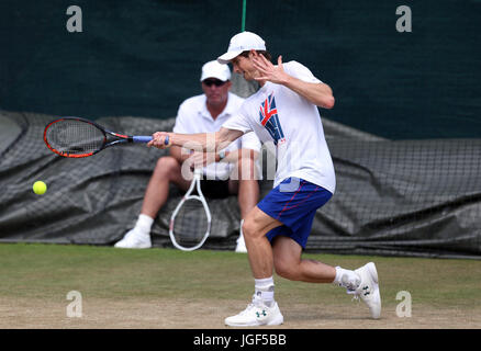 Andy Murray und Trainer Ivan Lendl während einer Trainingseinheit am vierten Tag der Wimbledon Championships im All England Lawn Tennis and Croquet Club, Wimbledon. Stockfoto