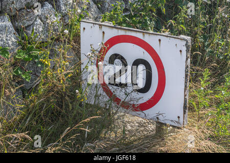 20MPH oder 20 km/h Geschwindigkeitsbegrenzungsschild auf einem Industriegelände. Gerade Zahl. Verkehrszeichen Großbritannien, Metapher für langsame Geschwindigkeitszonen. Stockfoto