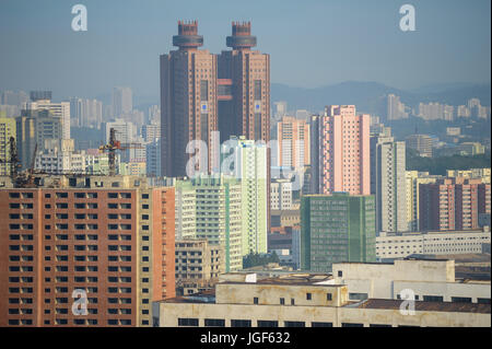 07.08.2012, Pyongyang, Nordkorea, Asien - einen erhöhten Blick auf zentrale Pyongyang mit den Zwillingstürmen des Koryo-Hotels. Stockfoto