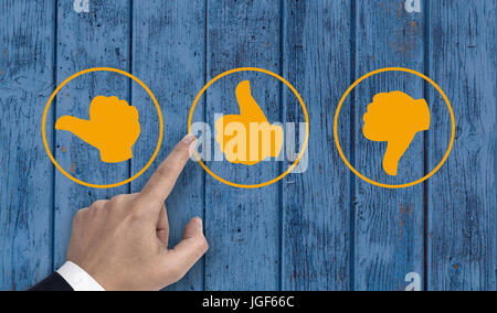 Hand zeigen auf rating Symbole mit dem Daumen. Stockfoto