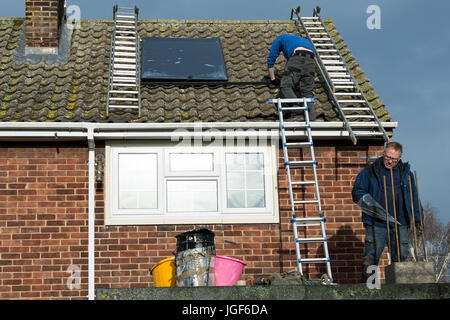 Solar Thermal-Panels auf eine nach Süden ausgerichtete Dach installieren. Stockfoto