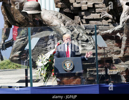 Warschau, Polen. 6. Juli 2017. Präsident Donald J. Trump hielt eine Rede in Warschau, Polen am 6. Juli 2017 auf dem Krasinski Platz. Präsident Trump folgten der Einladung des polnischen Staatspräsidenten Andrzej Duda, Polen zu besuchen, bevor er nach dem G20-Gipfel in Hamburg, Deutschland geht. Präsident Trump nahmen an drei Meere Initiative Summit in Warschau, mit der Teilnahme von zwölf Staaten der Region. Bildnachweis: Anna Ferensowicz/Pacific Press/Alamy Live-Nachrichten Stockfoto