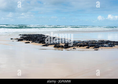 Kaffee Felsen hergestellt aus Sand am Strand von Fraser Island, Queensland, Australien. Stockfoto
