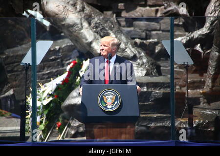 Warschau, Polen. 6. Juli 2017. US-Präsident Donald J. Trump richtet Antrittsrede an Publikum bei seinem ersten Europa-Besuch. Begleitet wird er von First Lady Melania Trump und seine Sekretärin Ivanka Trump Jared Kushner. Der US-Präsident verbindet die drei Meere Gipfel in Warschau vor der Überschrift des G20-Gipfels (Deutschland). Bildnachweis: Jakob Ratz/Pacific Press/Alamy Live-Nachrichten Stockfoto