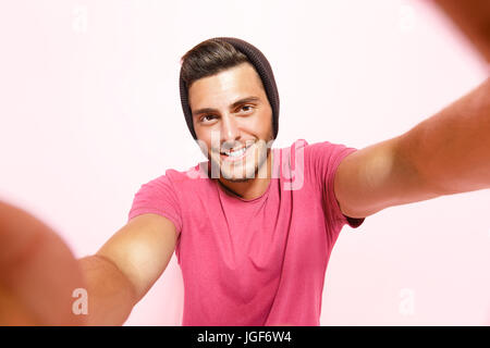 Gut aussehend lächelnde Mann macht selfie Stockfoto