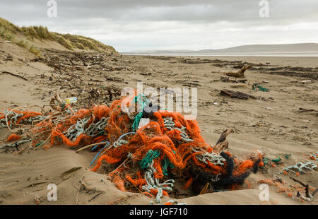 Schutt und Geröll links auf Walisisch Strand folgenden starken Wind- und Wetterbedingungen. UK. Stockfoto