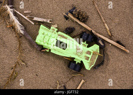 Schutt und Geröll links auf Walisisch Strand folgenden starken Wind- und Wetterbedingungen. UK. Stockfoto