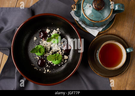 Leckeres Restaurant Dessert aus Äpfeln, Schokolade, Minze und Karamel glasiert in Form von kleinen Äpfel mit Blättern. Draufsicht oder flach legen Stockfoto