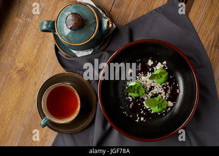 Leckeres Restaurant Dessert aus Äpfeln, Schokolade, Minze und Karamel glasiert in Form von kleinen Äpfel mit Blättern. Draufsicht oder flach legen Stockfoto