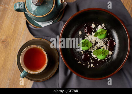 Leckeres Restaurant Dessert aus Äpfeln, Schokolade, Minze und Karamel glasiert in Form von kleinen Äpfel mit Blättern. Draufsicht oder flach legen Stockfoto