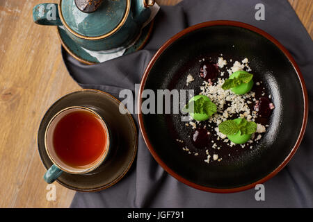 Leckeres Restaurant Dessert aus Äpfeln, Schokolade, Minze und Karamel glasiert in Form von kleinen Äpfel mit Blättern. Draufsicht oder flach legen Stockfoto