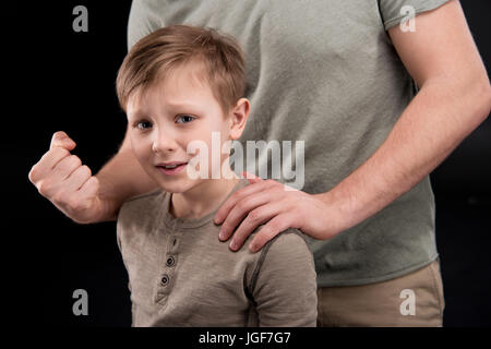 Schuss von Vater bedroht und Gestikulieren, Angst kleiner Sohn, Familienprobleme Konzept zugeschnitten Stockfoto