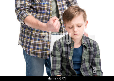 Schuss von Vater bedroht und Gestikulieren, Angst, little Boy, Familienprobleme Konzept zugeschnitten Stockfoto