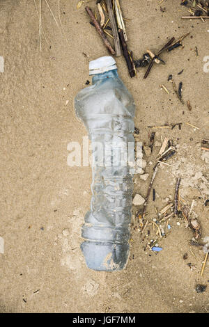 Schutt und Geröll links auf Walisisch Strand folgenden starken Wind- und Wetterbedingungen. UK. Stockfoto