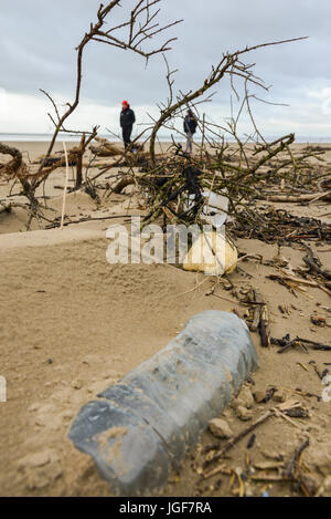 Schutt und Geröll links auf Walisisch Strand folgenden starken Wind- und Wetterbedingungen. UK. Stockfoto