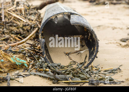 Schutt und Geröll links auf Walisisch Strand folgenden starken Wind- und Wetterbedingungen. UK. Stockfoto