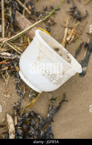 Schutt und Geröll links auf Walisisch Strand folgenden starken Wind- und Wetterbedingungen. UK. Stockfoto