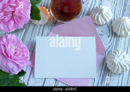 Päonien Blüten rosa Glas Tee mit Grußkarte Marshmallow auf weißem Hintergrund Holz-stock Bild Stockfoto