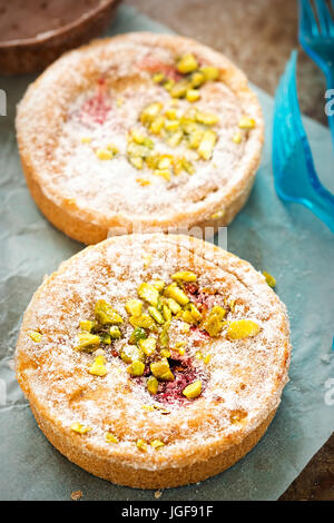 Kirsche Pistazien Kuchen auf blauem Hintergrund Stockfoto