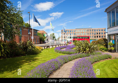 York City Bus-Service in der Nähe einer sales marketing Suite für neue Wohnungen unter einem blauen Sommerhimmel Stockfoto