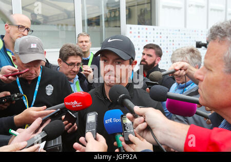 Northern Ireland Rory McIlroy spricht zu den Medien nach seiner Runde während Tag eins der Dubai Duty Free Irish Open im Golfclub Portstewart. Stockfoto