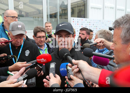 Northern Ireland Rory McIlroy spricht zu den Medien nach seiner Runde während Tag eins der Dubai Duty Free Irish Open im Golfclub Portstewart. Stockfoto