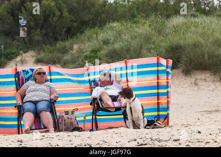 Menschen am Strand.  Urlauber entspannen am Strand von Harlyn Bay an der Küste von North Cornwall. Stockfoto