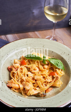 Tagliatelle mit Garnelen und Gewürzen Stockfoto
