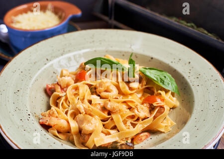 Tagliatelle mit Garnelen und Gewürzen Stockfoto