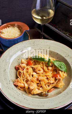 Tagliatelle mit Garnelen und Gewürzen Stockfoto