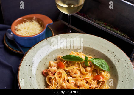 Tagliatelle mit Garnelen und Gewürzen Stockfoto