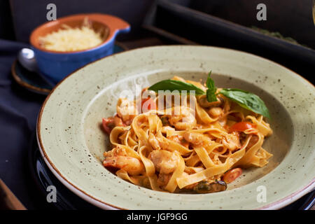 Tagliatelle mit Garnelen und Gewürzen Stockfoto