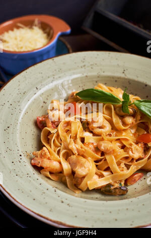 Tagliatelle mit Garnelen und Gewürzen Stockfoto