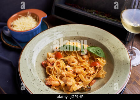 Tagliatelle mit Garnelen und Gewürzen Stockfoto