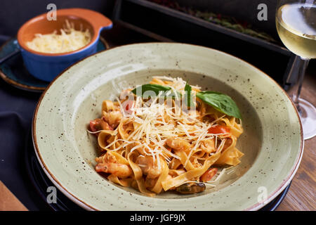 Tagliatelle mit Garnelen und Gewürzen Stockfoto
