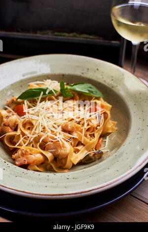 Tagliatelle mit Garnelen und Gewürzen Stockfoto