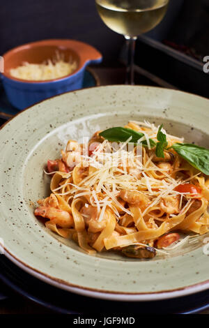 Tagliatelle mit Garnelen und Gewürzen Stockfoto