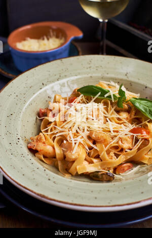 Tagliatelle mit Garnelen und Gewürzen Stockfoto